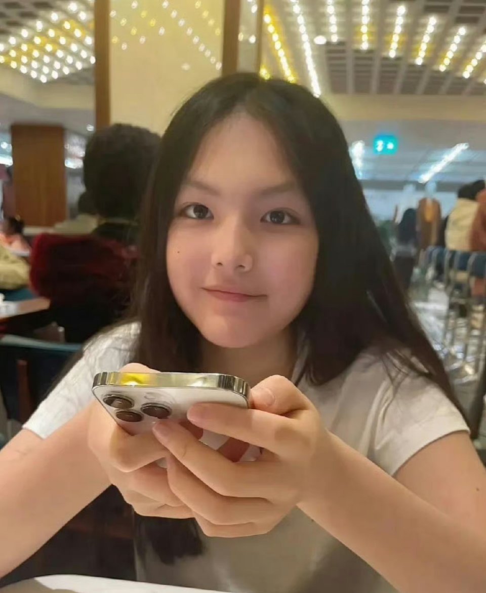 王诗龄用iPhone也不带壳子 ​​​