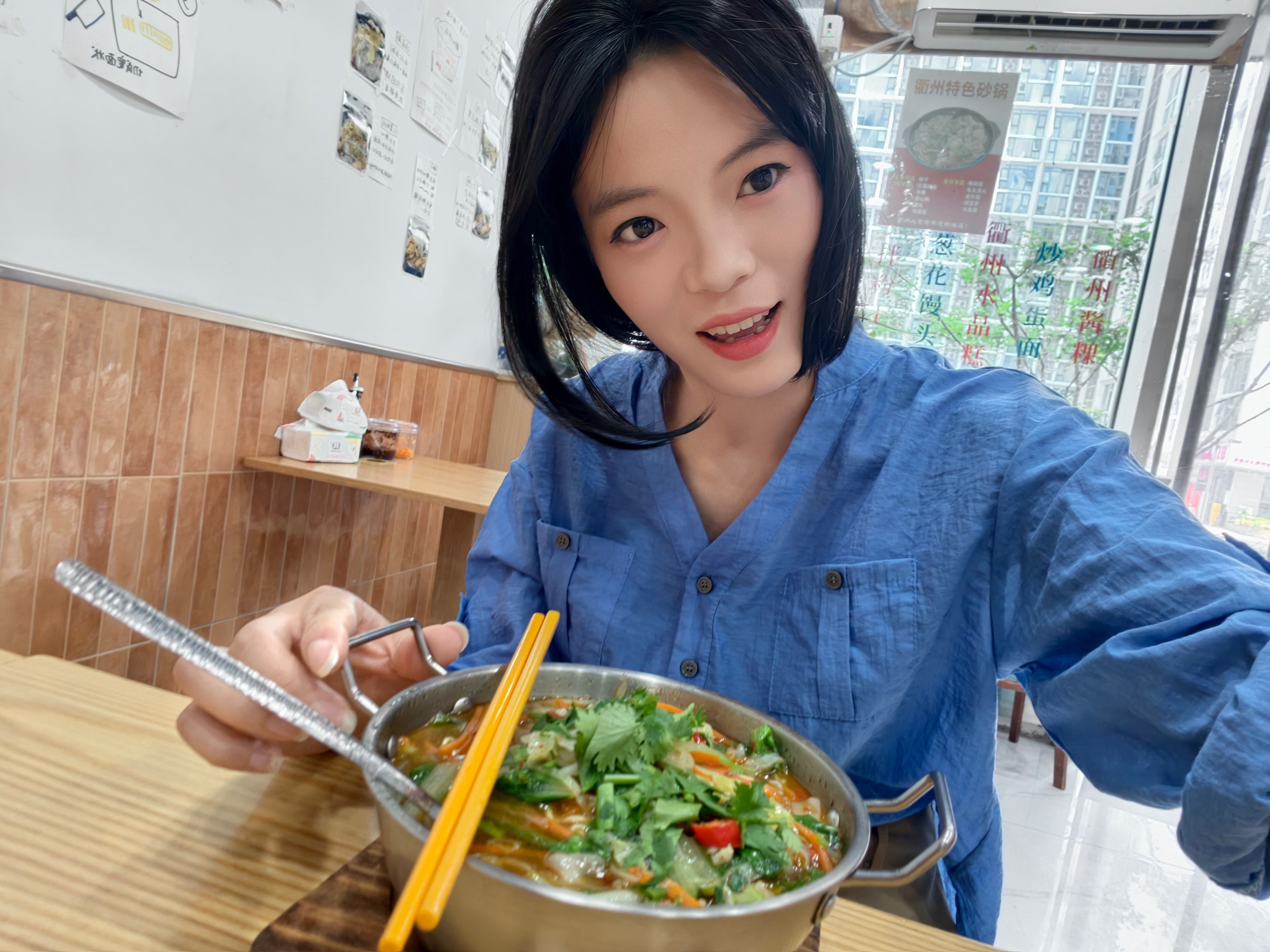 来饭店吃一碗现煮泡面，8块钱店里加工加配菜这个价位，大家觉得划算吗🍜 