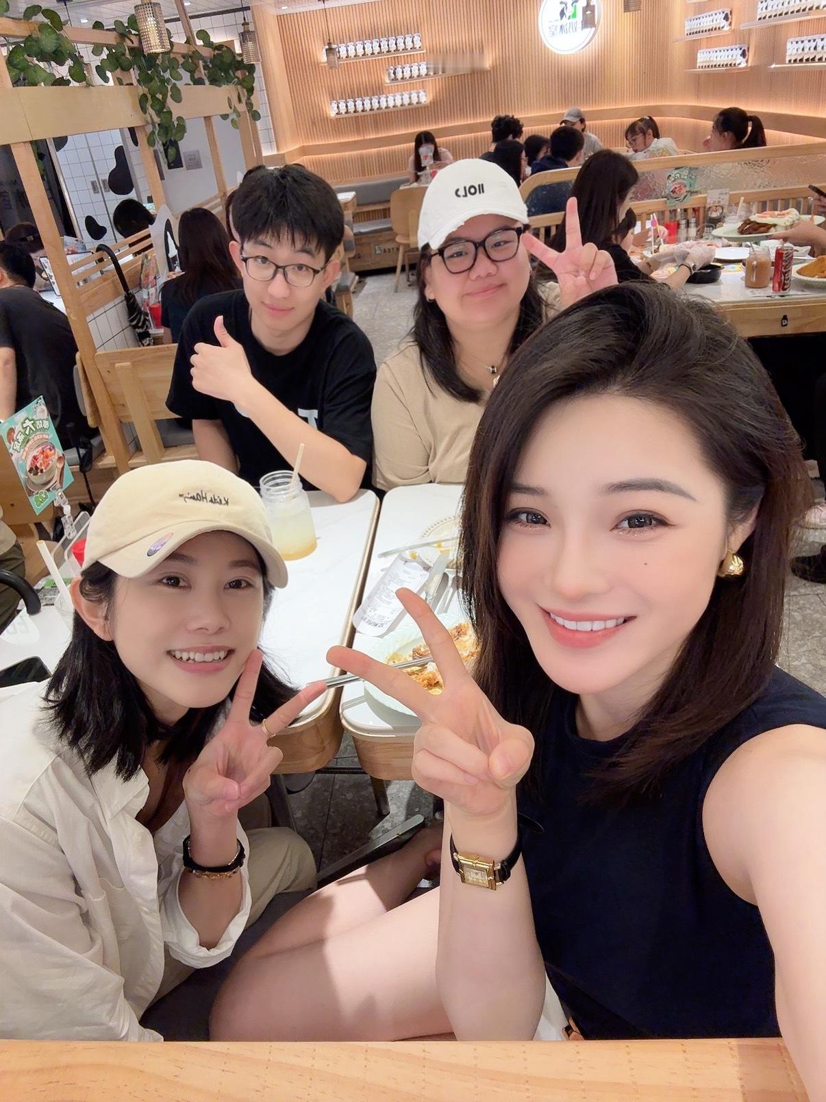 下大暴雨惹姐妹们  你们那里下不下我家抽湿机每天可以抽一大桶水  ​​​