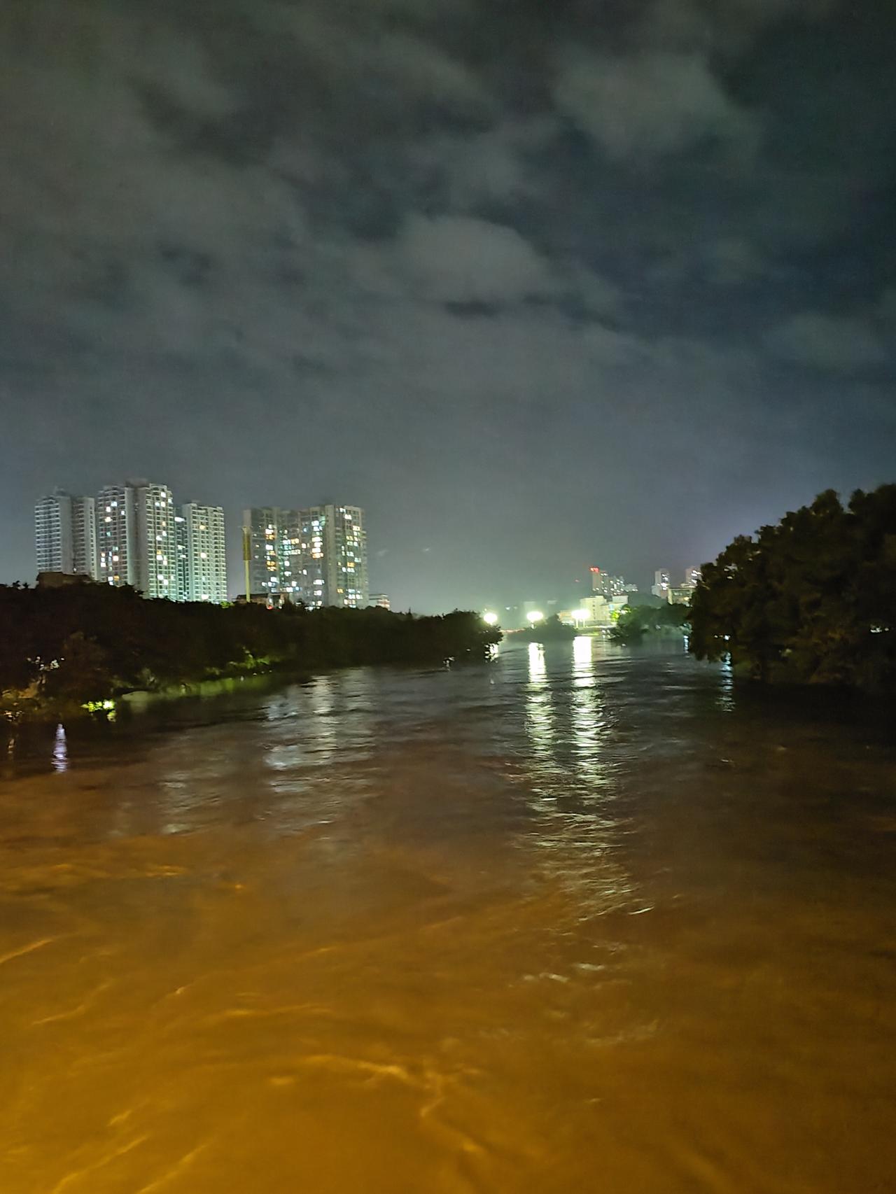 漓江夜涨水，一城夜色伴奔流
 
入夜站在江边，眼前的漓江早已褪去平日清澈温婉的模