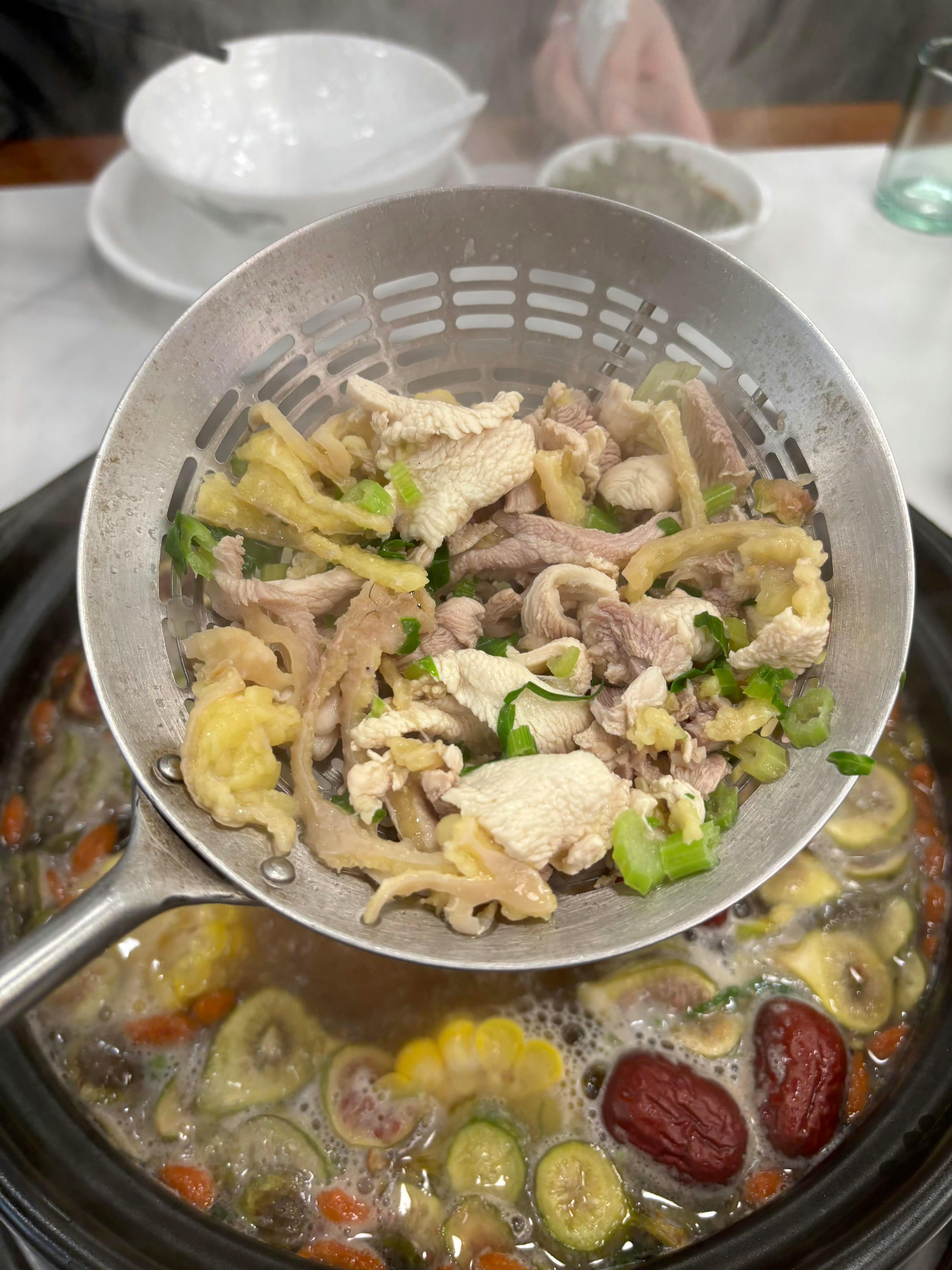 广州人因为一只鸡吵起来了没有一只鸡能活着走出广州🔥烧鸡胜在外皮酥脆，一口咔嚓作