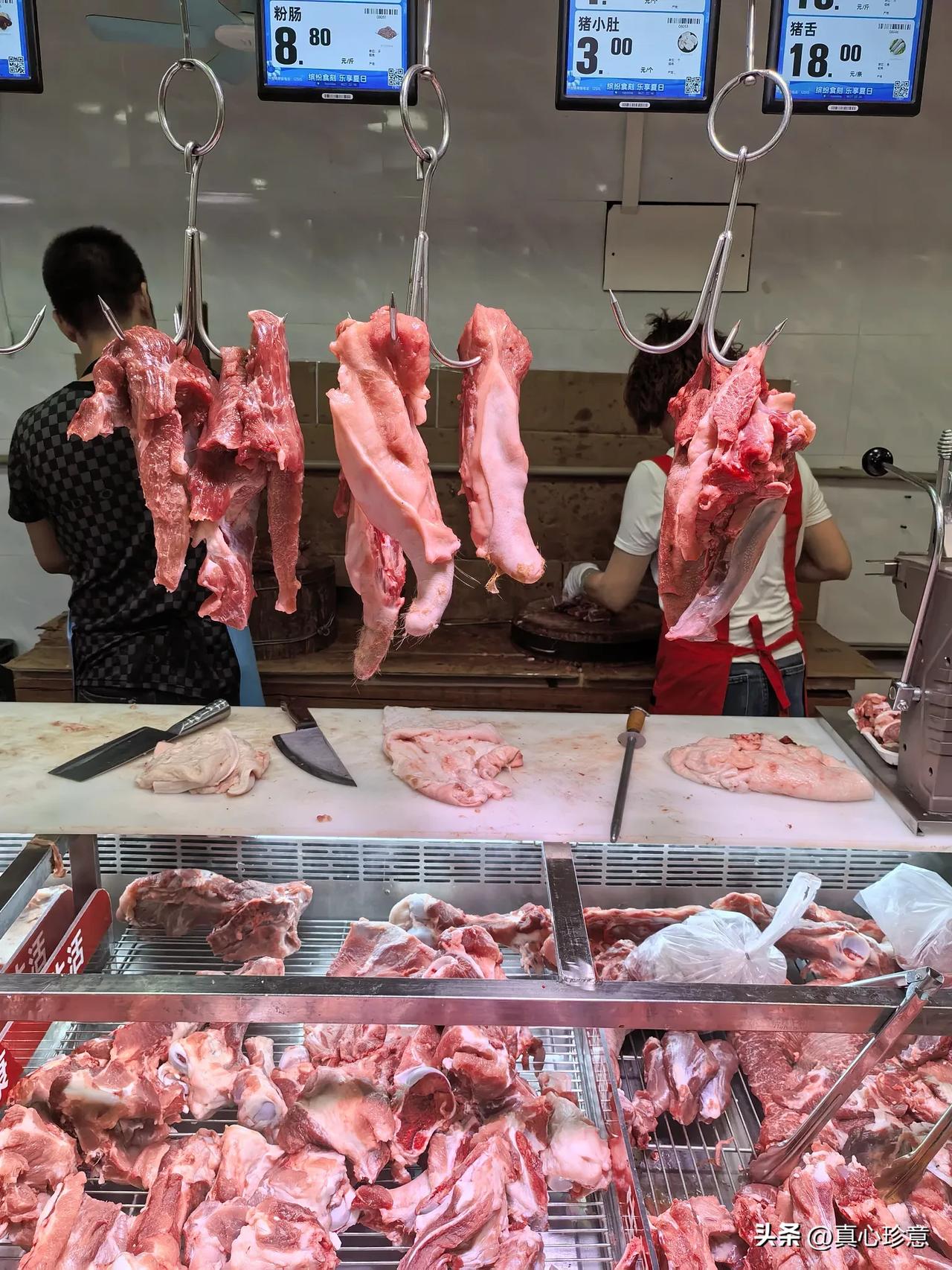 有一个星期没去超市买猪肉了，想不到肉价变得那么快，也不知道是啥原因？感觉肉价跟金