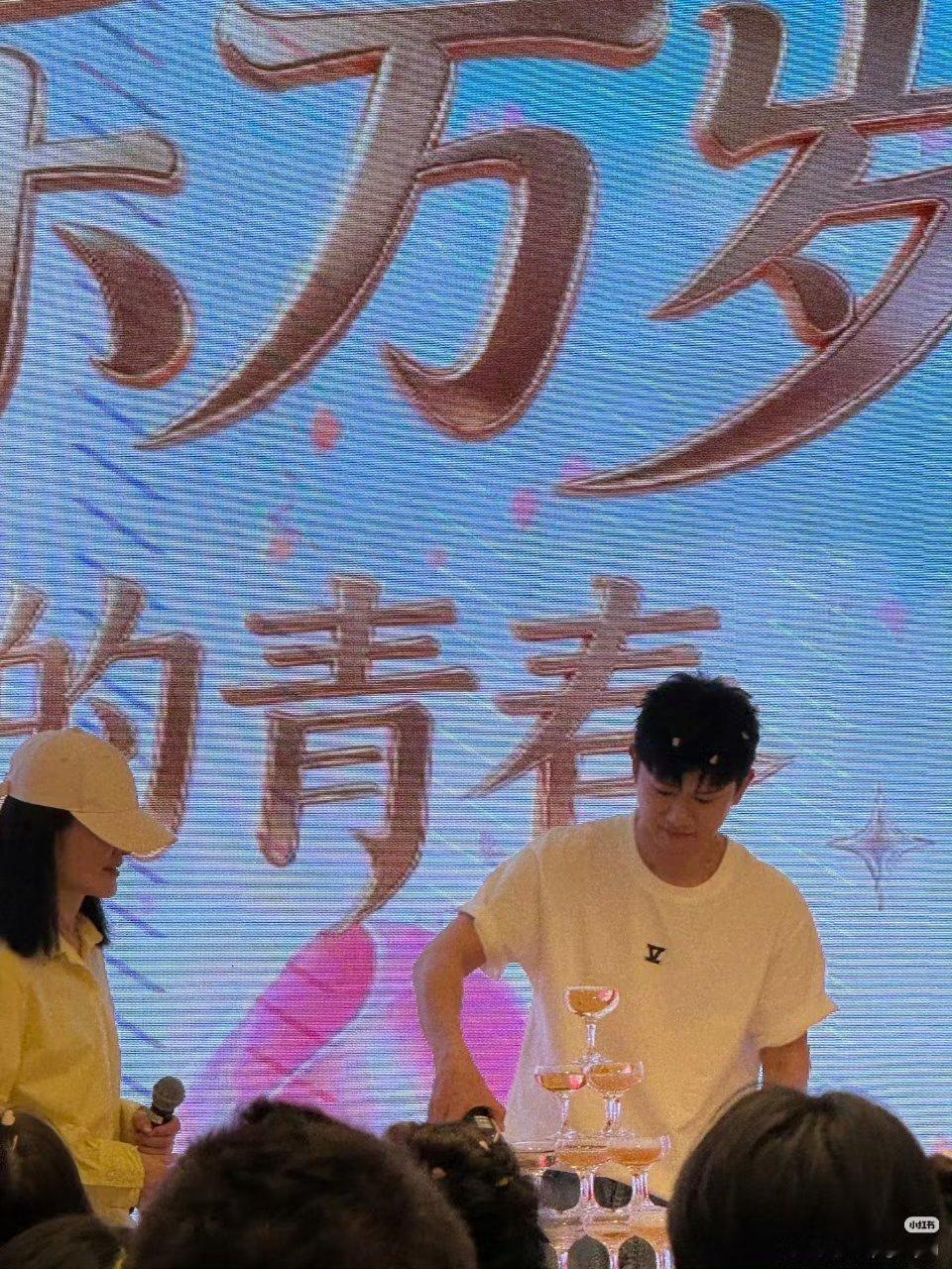 谢娜过生日也用海底捞生日歌 张杰在谢娜庆功宴上敬酒谢娜过生日也唱海底捞生日歌