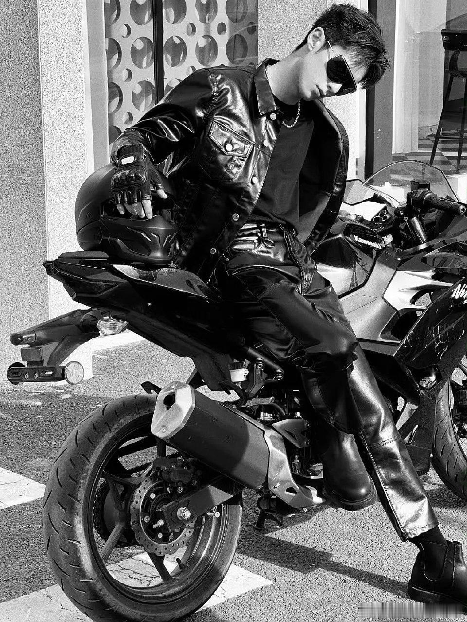 王鹤棣机车造型还挺帅的 ​​​