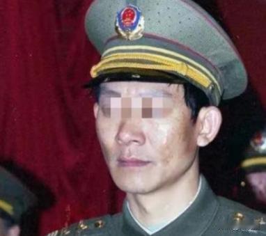 1992年，一名缉毒警察受邀参加颁奖仪式，由于主办方的失误，不小心切成了直播，导