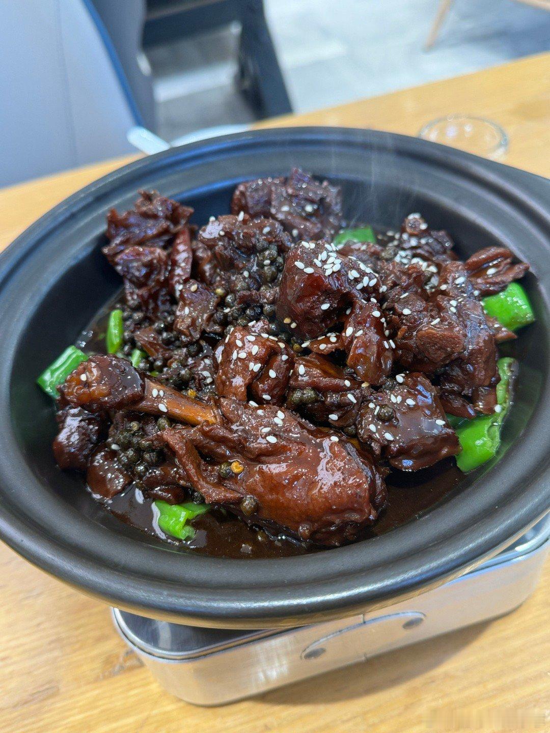 鱼羊吉的黑鸭真的好辣好辣茶颜悦色真的好好喝 里面的奶泡也绝了额#美食分享#  ​