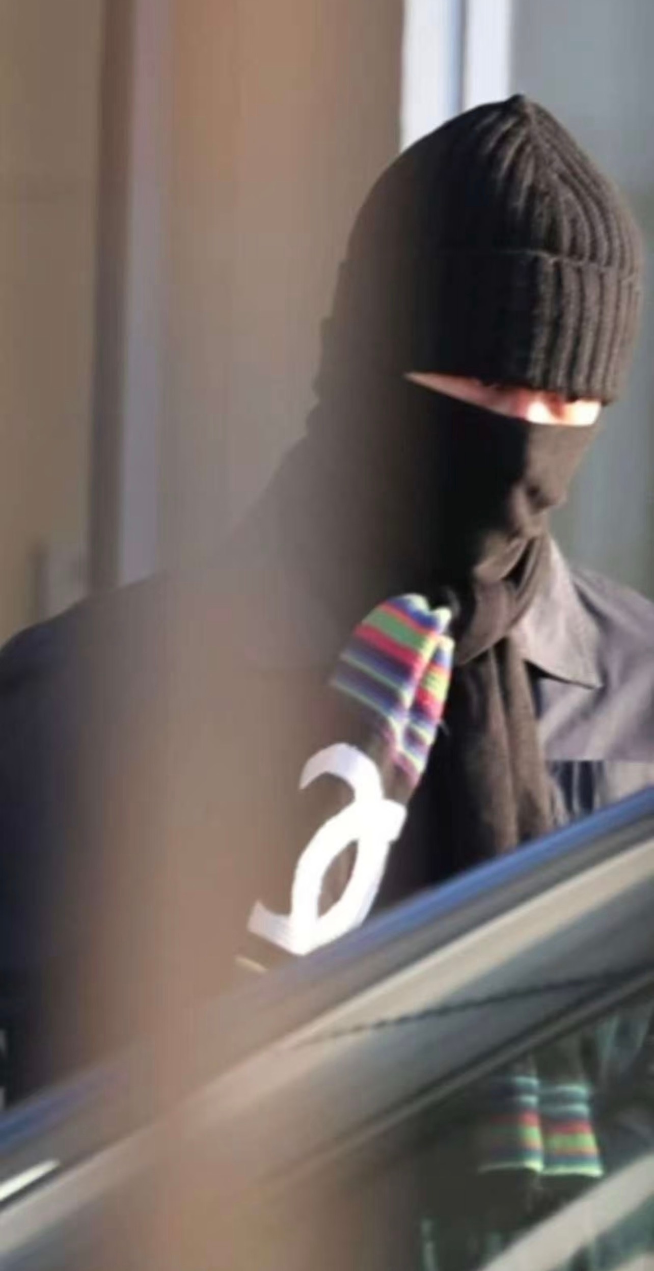 覆面all black 男神又香又贵的潮男回来了，王一博把香的围巾戴出了不一样的