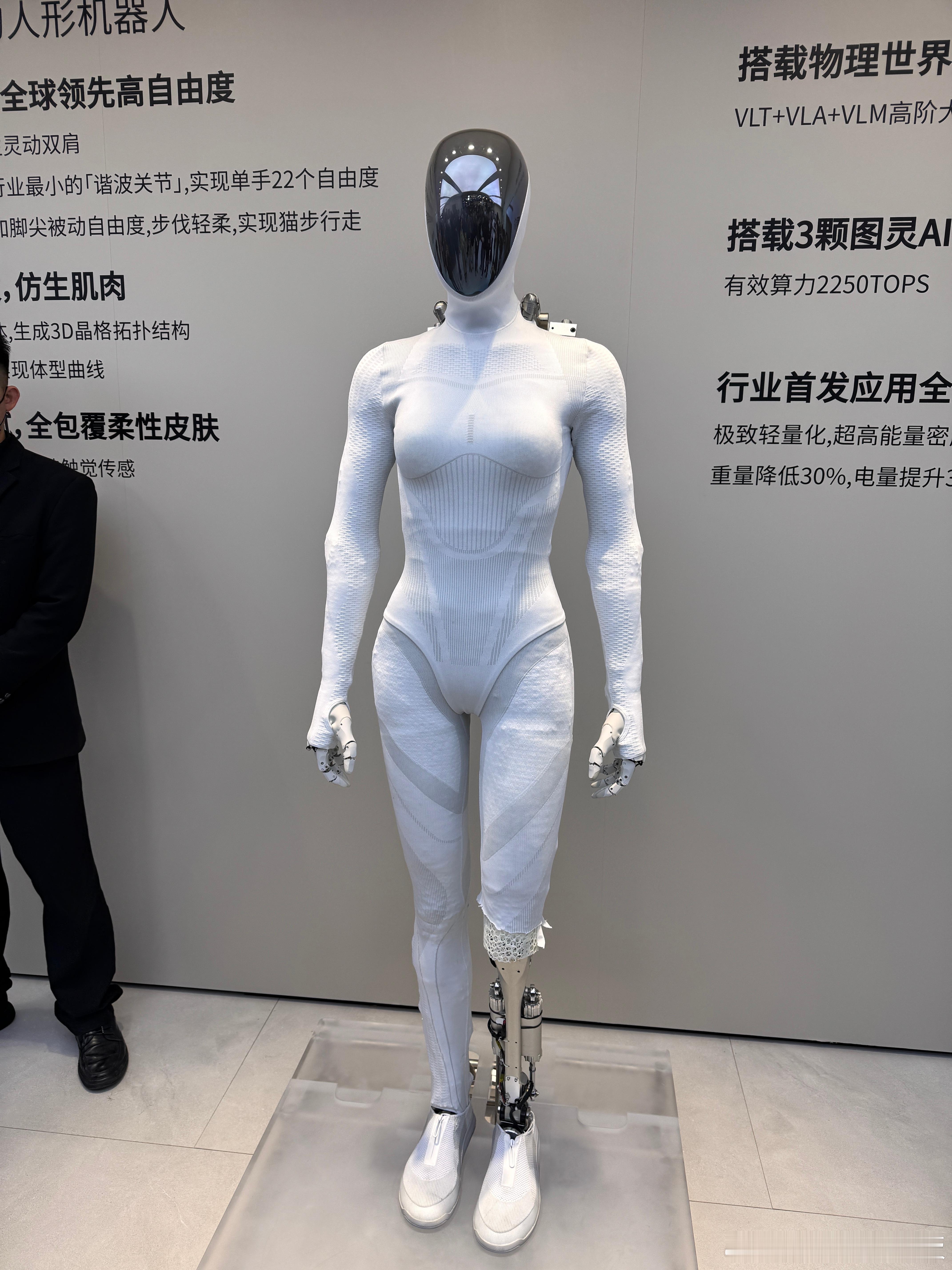 看到小鹏展台剪腿版Iron 有点泪目了就因为拟人化程度超出了很多人的预期，小鹏受