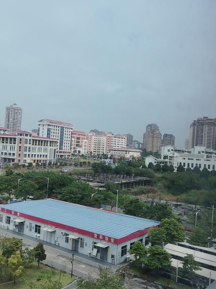 我今天去看了直肠癌那个朋友的病历
她以反复左髋关节疼痛2个月住的院
然后做的腹部