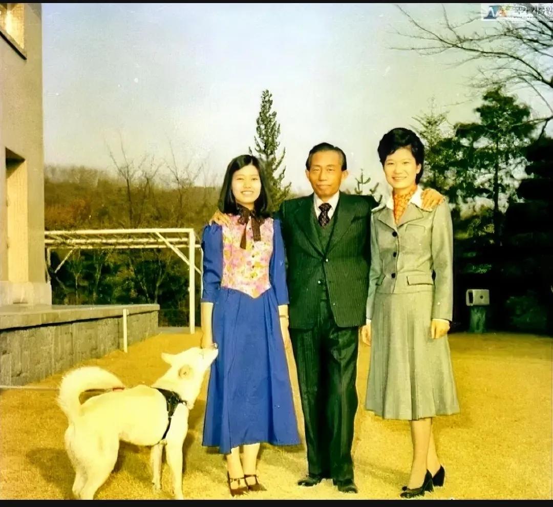 1979年，朴槿惠与家人拍下了一张合影。照片中，她的父亲朴正熙和妹妹朴槿令都清晰