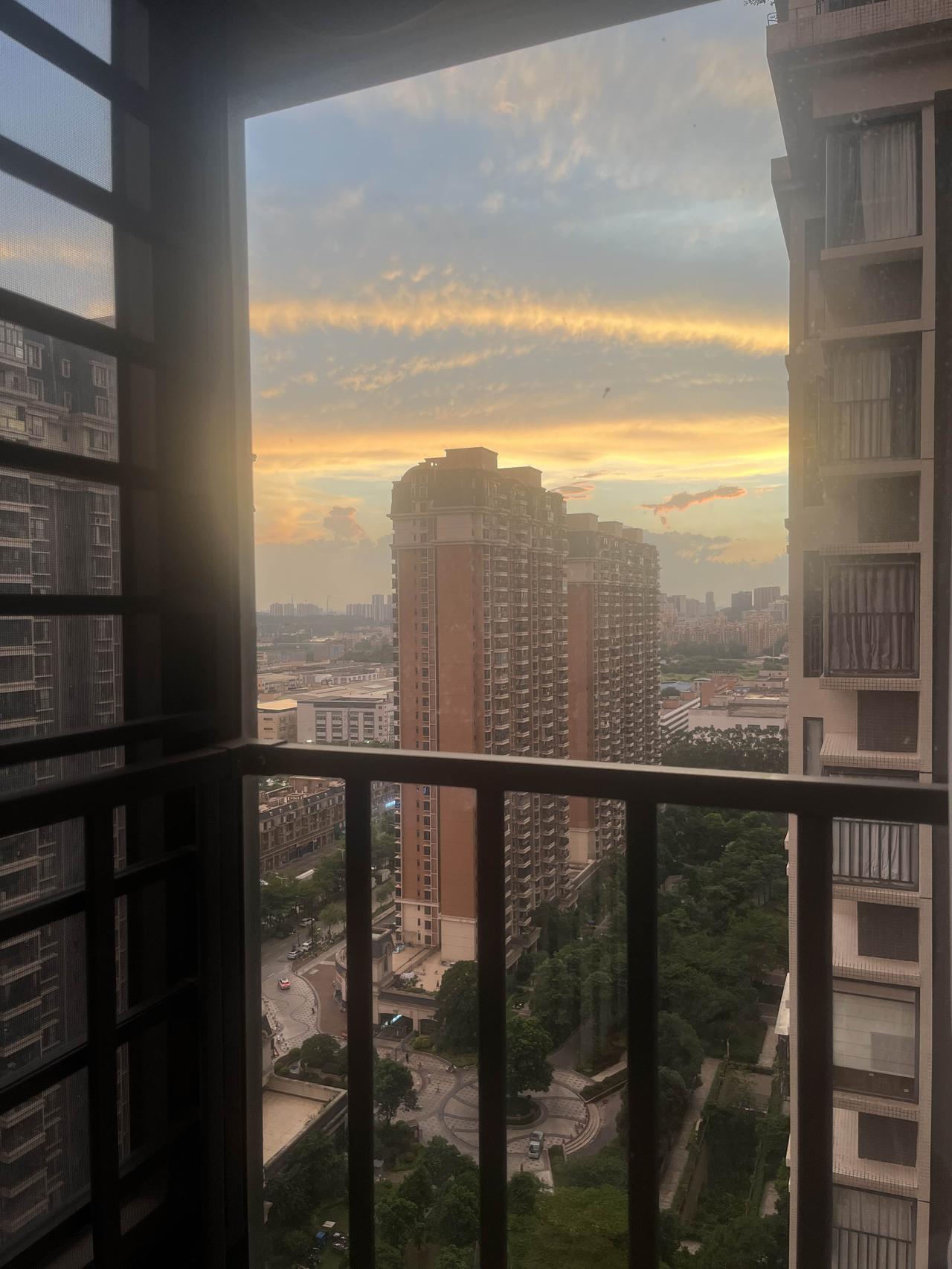 看看你拍的窗外照片春风吹拂着绿色青草，远处的天空澄澈如洗，连云朵都变得柔软，像被