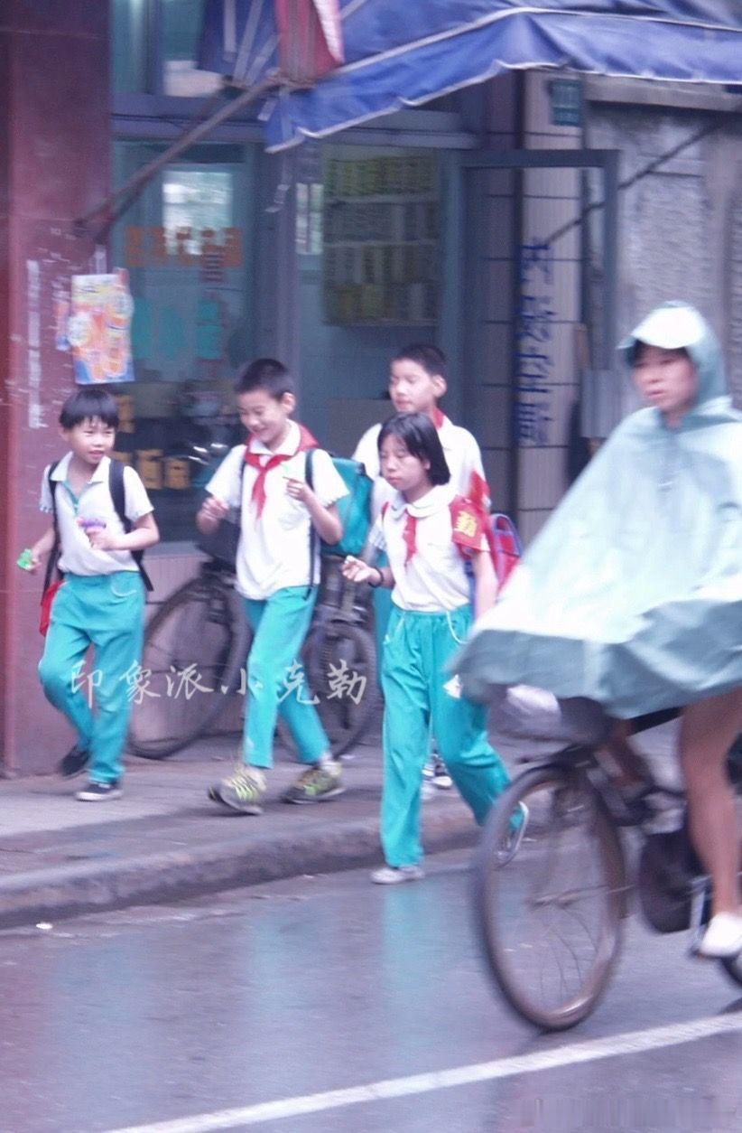 上海小学生校服图鉴，这些校服你还记得伐，当年的绿领巾你还记得伐？ ​​​