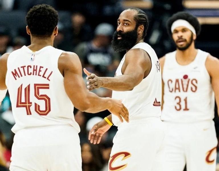 NBA东部半决赛，活塞对阵骑士的抢七大战中，出现了奇葩一幕。比赛还有接近9分钟时