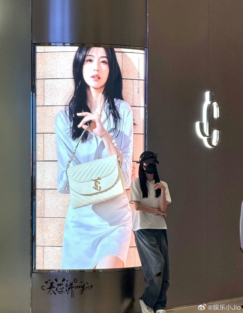 白鹿和自己的地广打卡合影，还cos了广告牌上自己的手势哈哈哈哈哈哈哈好可爱的白梦