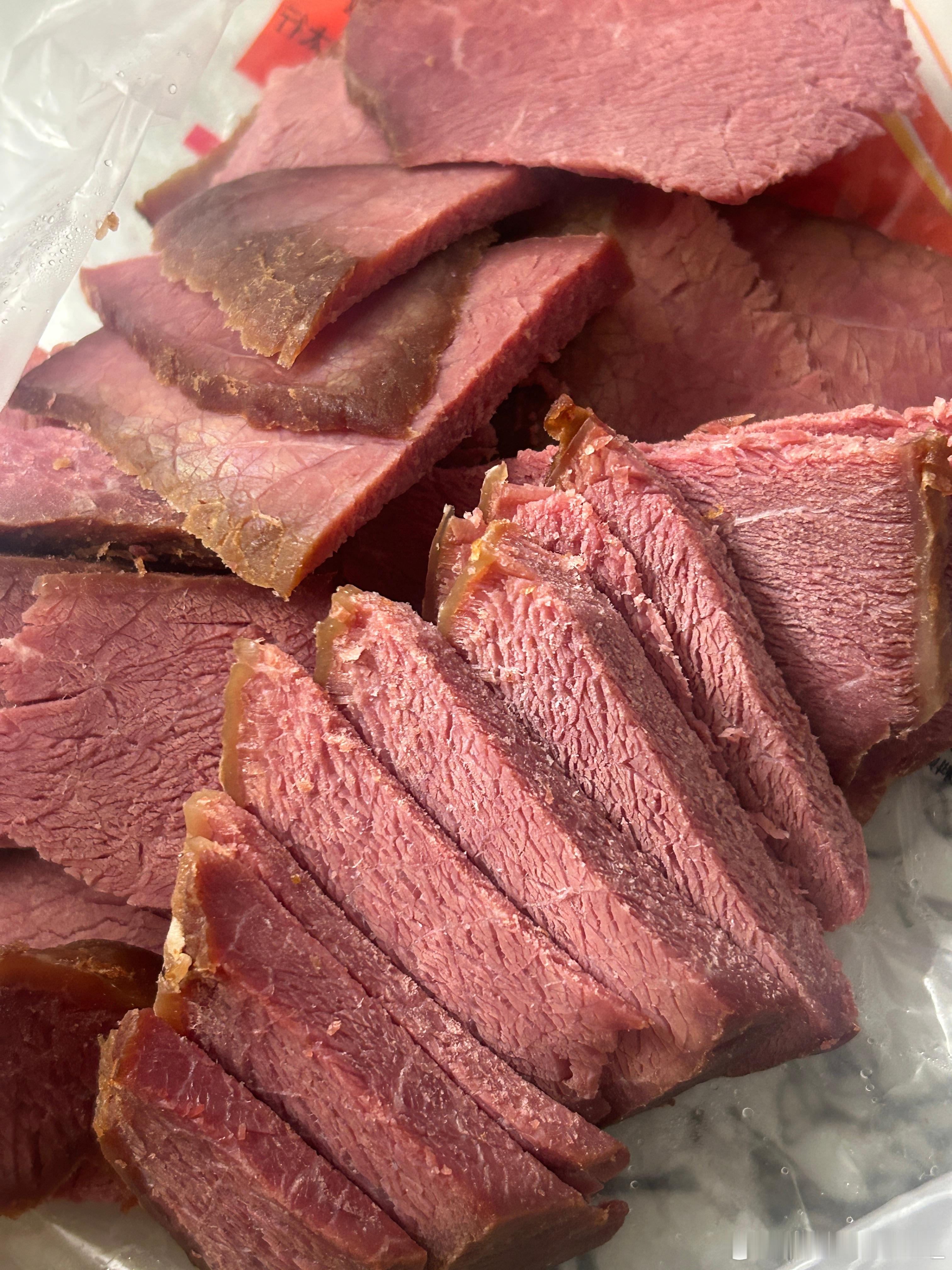 今天去我妈家楼下夜市买了葱花饼、酱香饼和牛肉。这个饼是真好吃。除了有点贵其他没毛