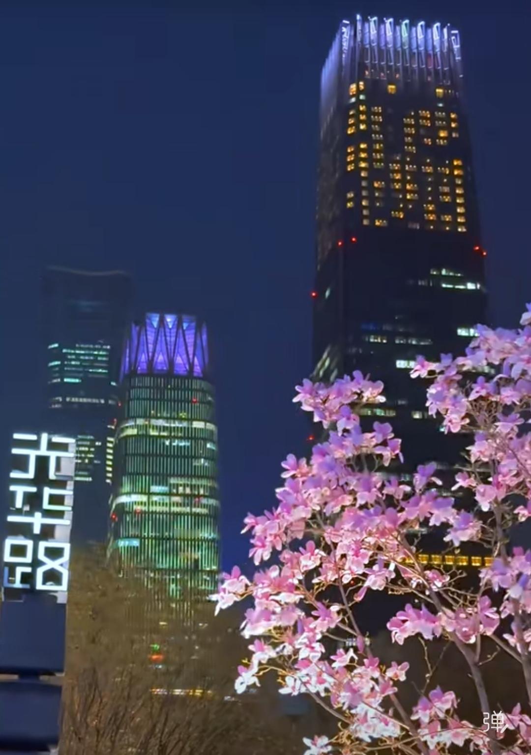 当你读一个人的故事，越传奇，越爽，越英雄主义，他的形象越完美越励志，他未来人设崩