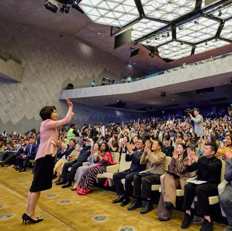 韩国第一夫人出席印度K-Pop大赛！4月20日在印度 K-Pop 大赛现场，金惠