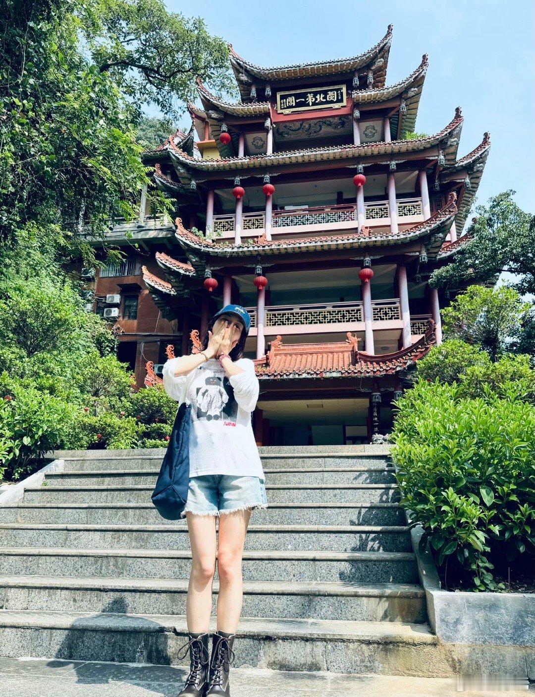 吴谨言私下也太会穿了吧，每一身都好看。 ​​​