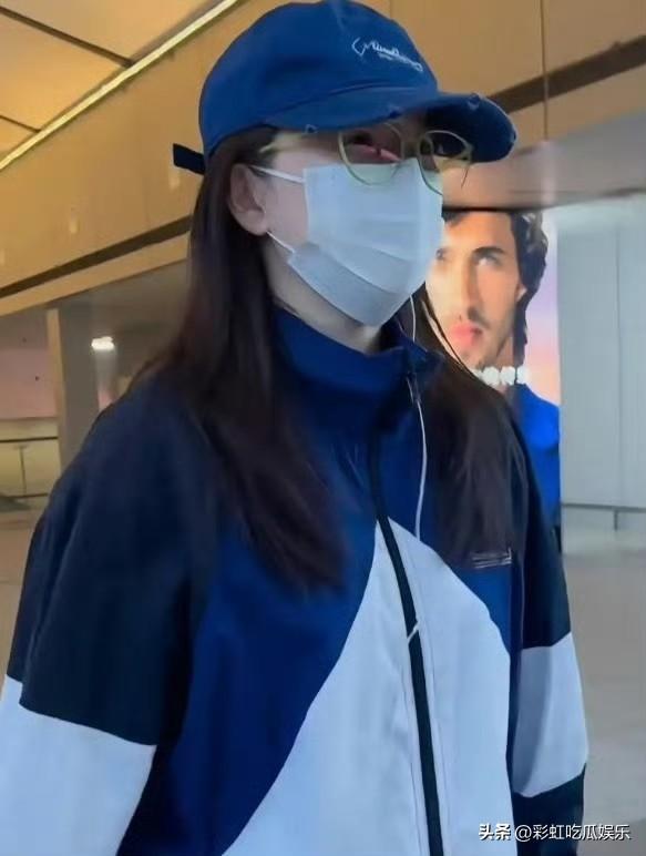 阚清子和老公一同现身机场，这也是她产后首次露面，爱人如养花具象化了，她瘦了好多看