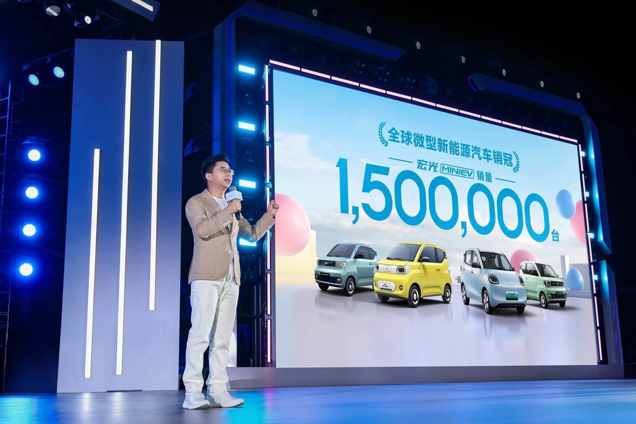 五菱宏光MINIEV凝聚爱，与用户共成长。以更开放、更敞亮的姿态，持续进化的产品
