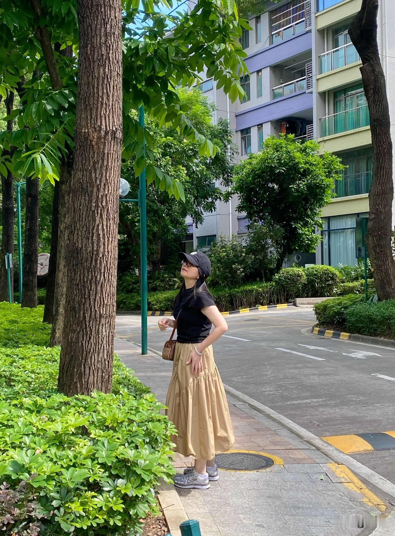 穿搭里的“松弛感”，这样子为自己活，行吗？

我的回答是：太行了！简直美极了。