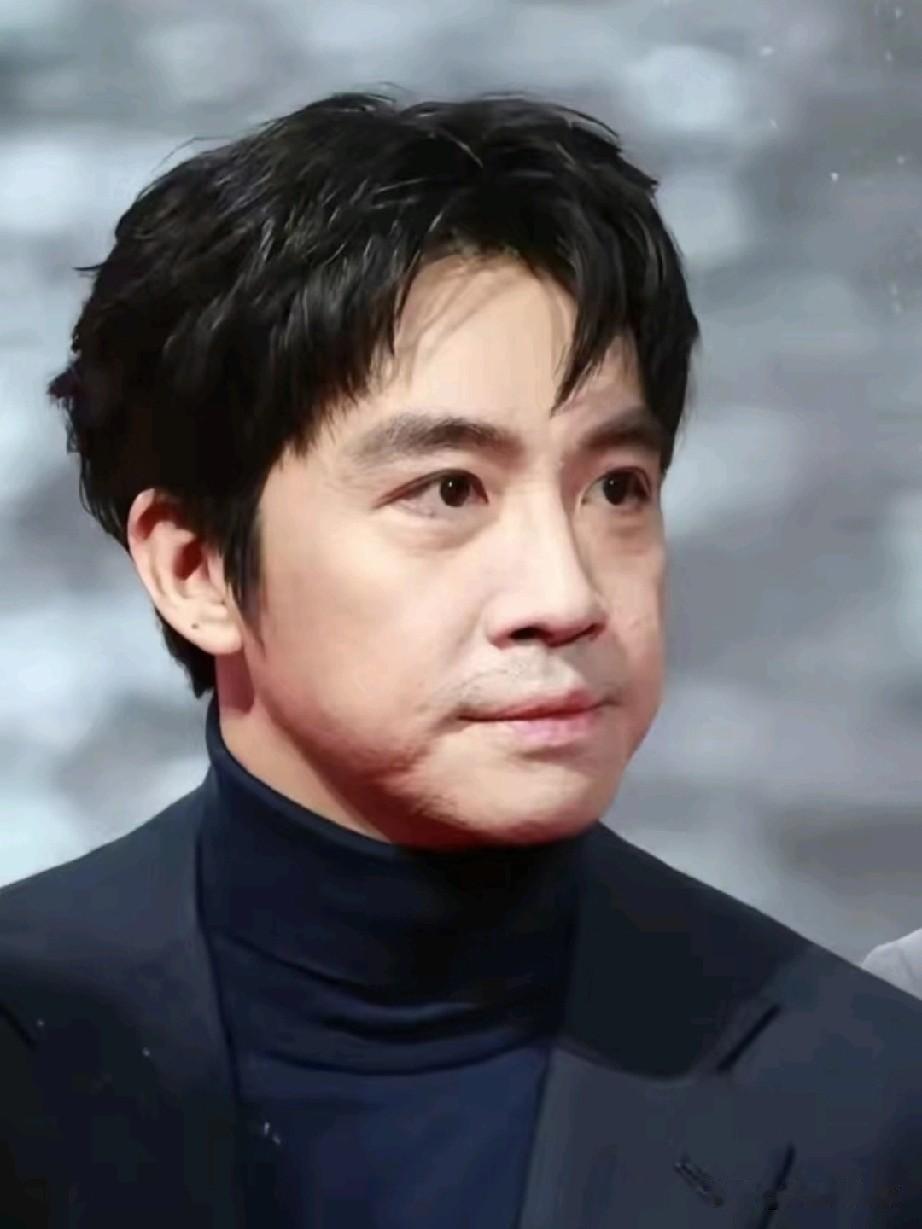 突然开始理解俞灏明了，

虽然王晓晨不想承认这段恋情，
但她确实很有韵味，最近通