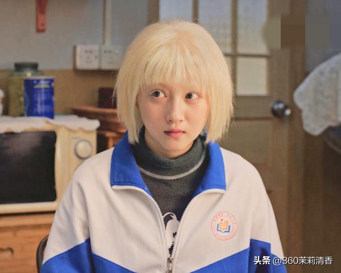 电视剧《生逢其时》最新剧情中，齐时（关晓彤饰演）在曹信（王子奇饰演）的提点下，只