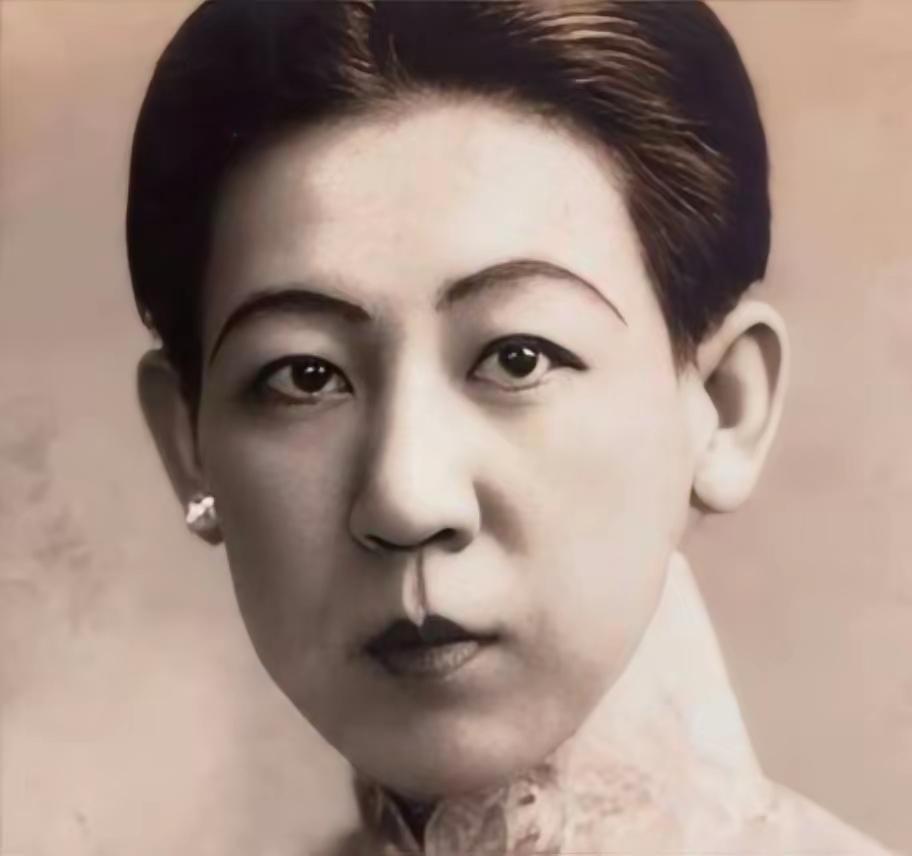 1945年，北平军统局子里，川岛芳子骨头硬得吓人，老虎凳辣椒水全扛住了。戴笠不急