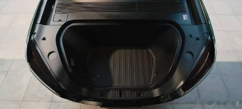 中国大五座SUV空间奇迹当下主流大五座SUV普遍存在床铺与行李收纳难以兼顾的痛点