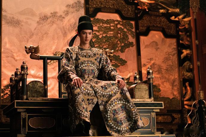 还好陈哲远演的是龙御廷谣细品英寡就懂这句话，温顺是演给世人看的，龙的傲骨藏不住，