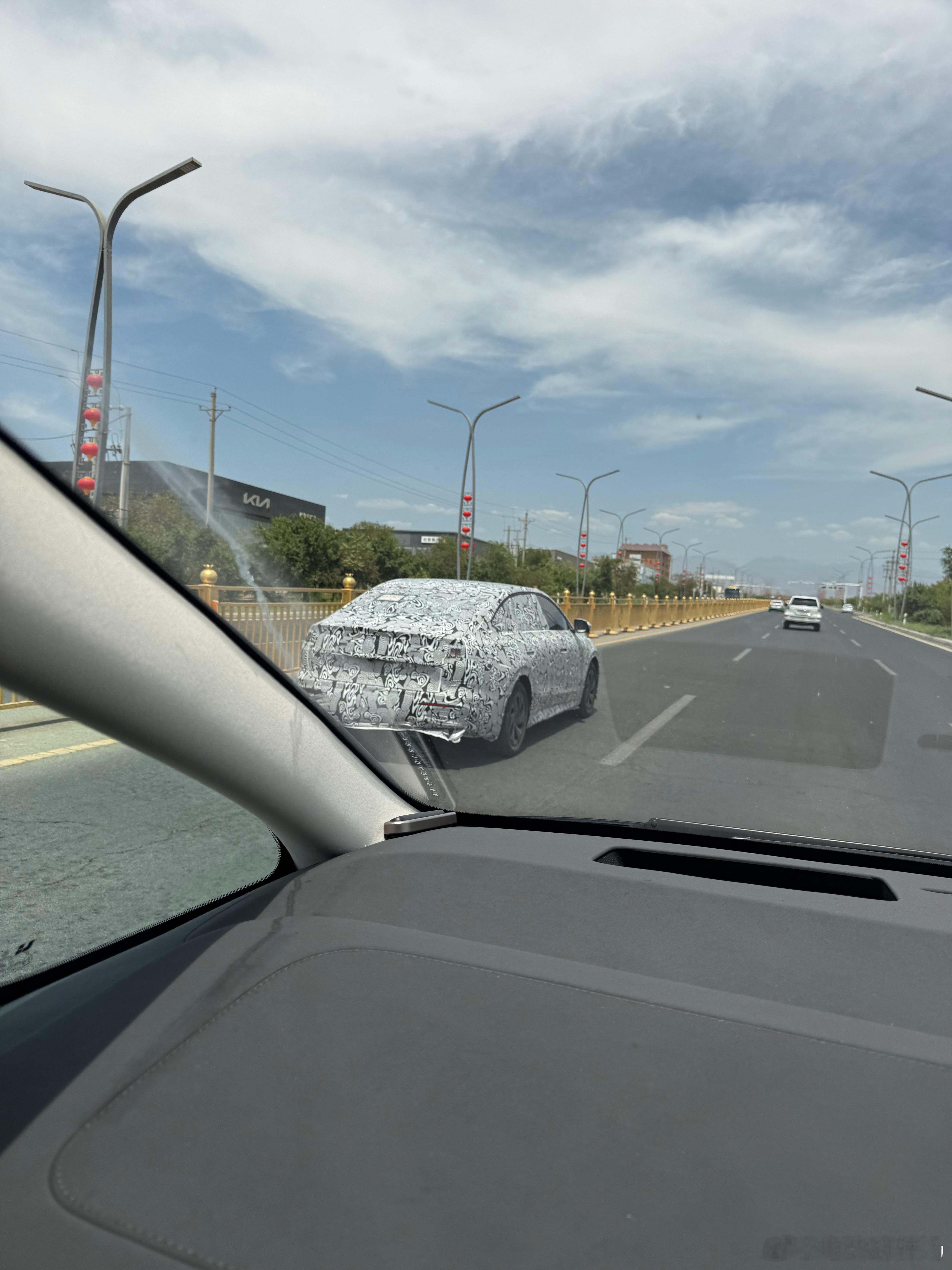 吐鲁番就是各种测试车… 