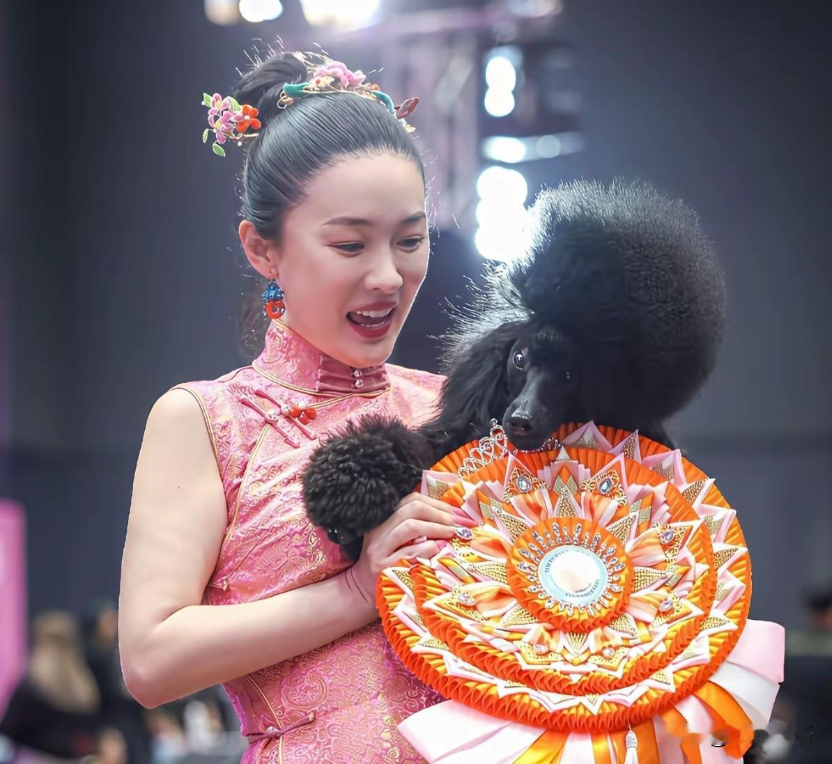 近日，霍思燕在泰国街头被拍，头发扎起，发际线圆润整齐，仿佛尺子量过，却失去了过去