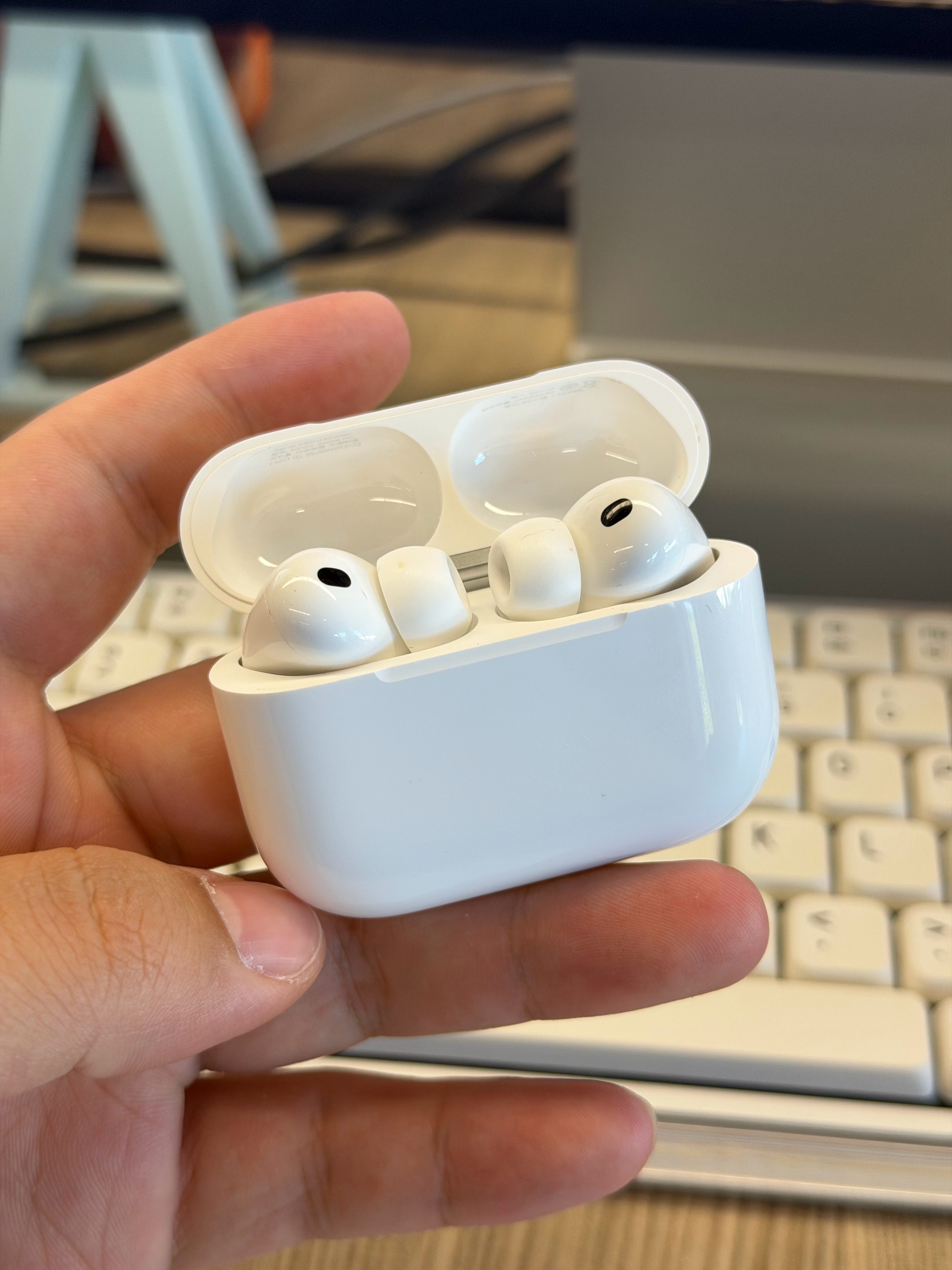 出一个 AirPods Pro 3，2025.9.23 购买。带 Apple C