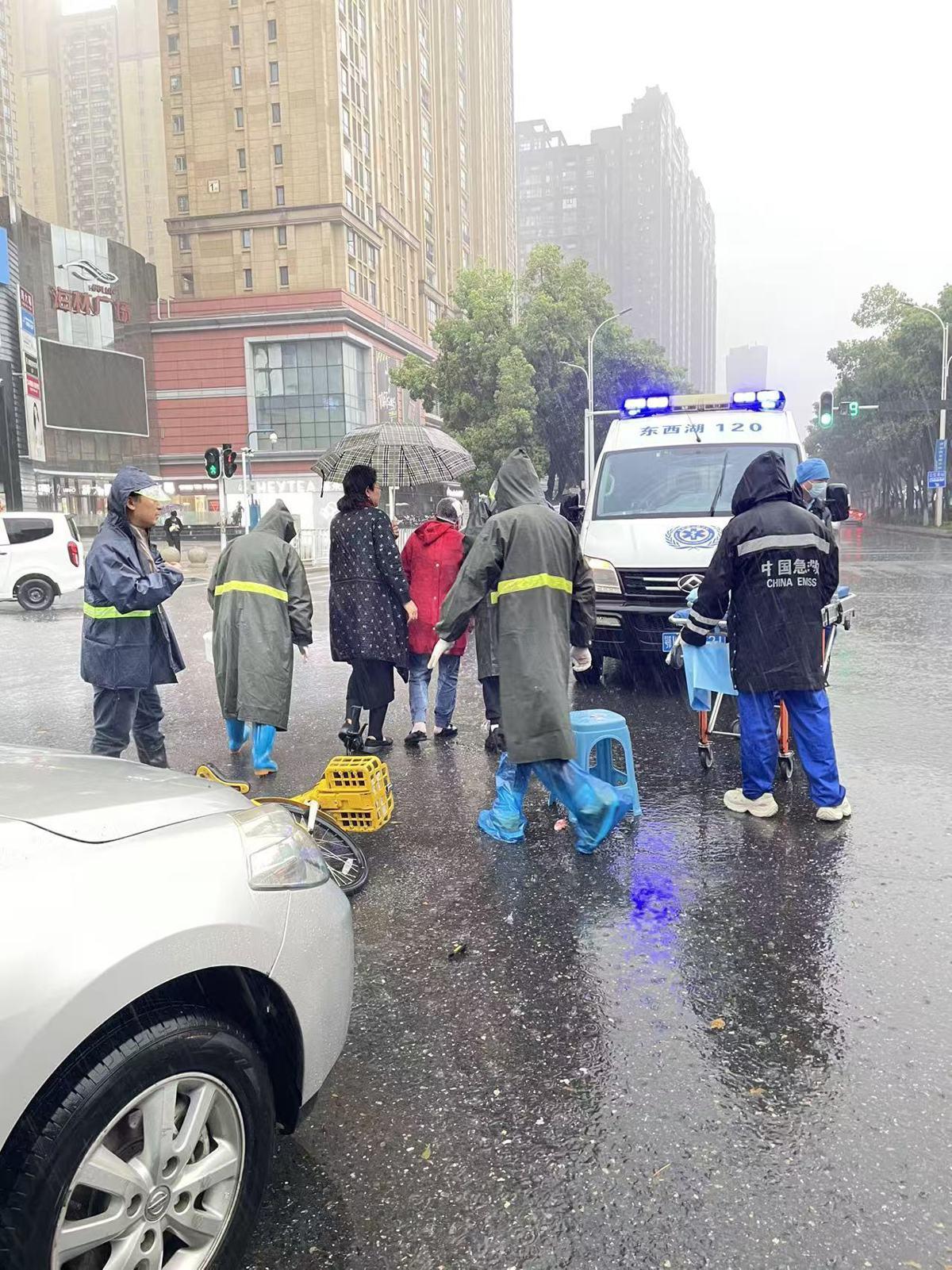 雨中遇祸无人助？武汉城管队员秒伸援手尽显凡人善举
 （个人观点仅供参考，无任何不