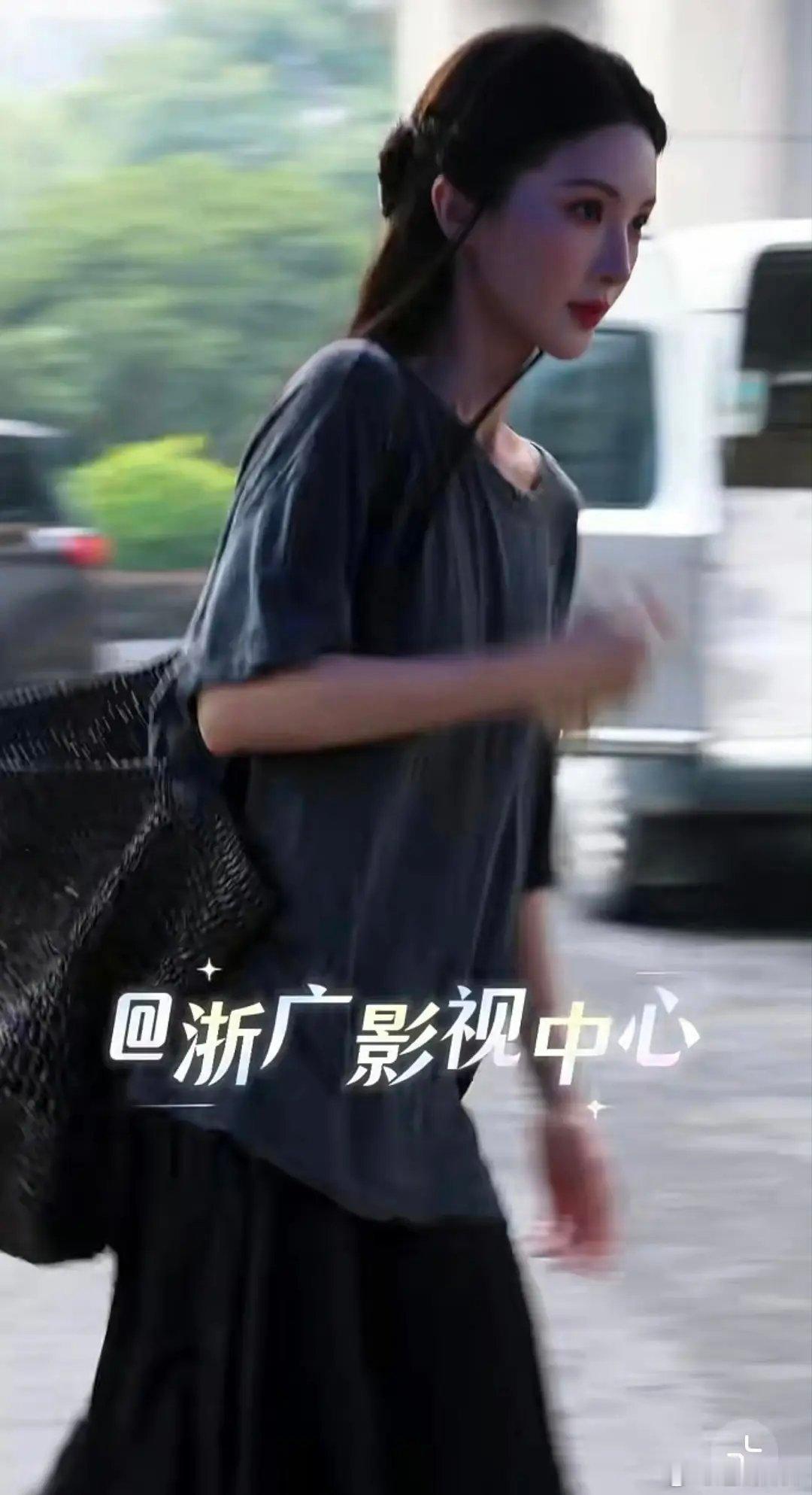 金晨上班生图曝光！这角度简直就是赵露思本思？ 