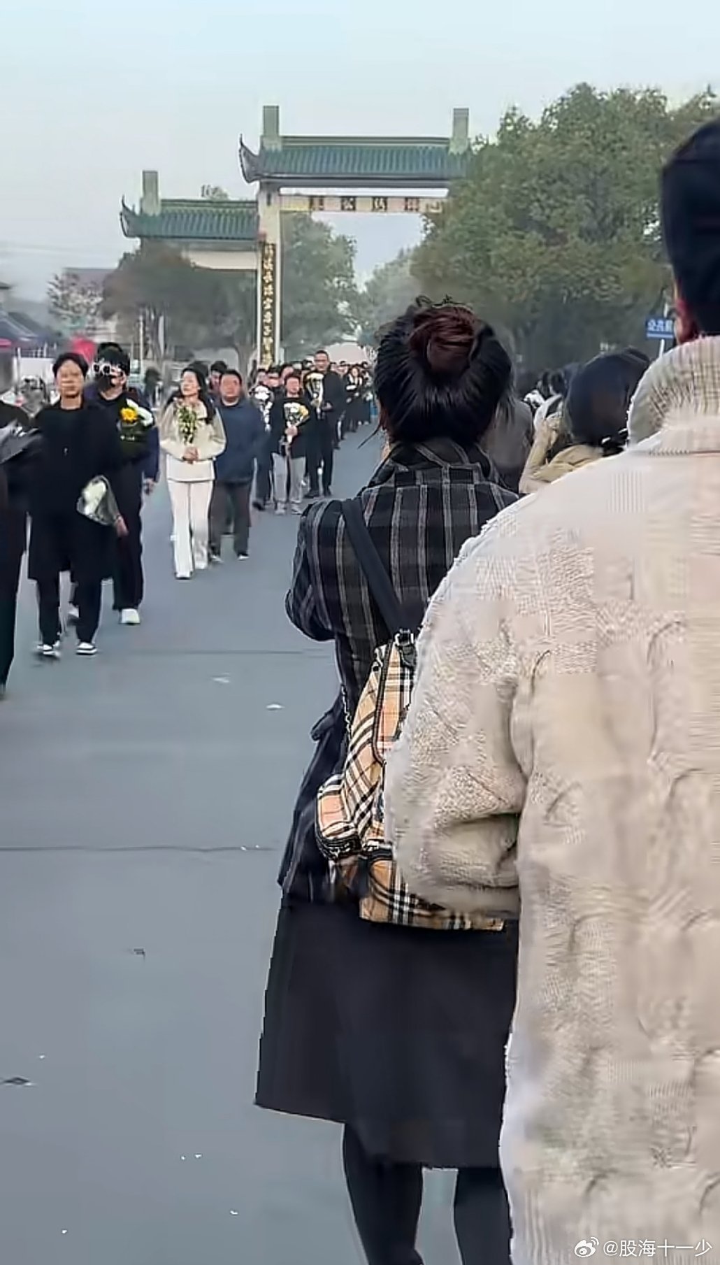 今天去吊唁张雪峰的人排满长队，这就是最后的定论！ 