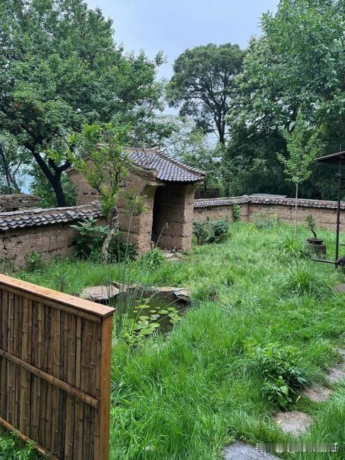 首先和儿子一起住生活习惯与年轻人还有孙辈不一样，你醒的早，躺不住遭人嫌，影响他们