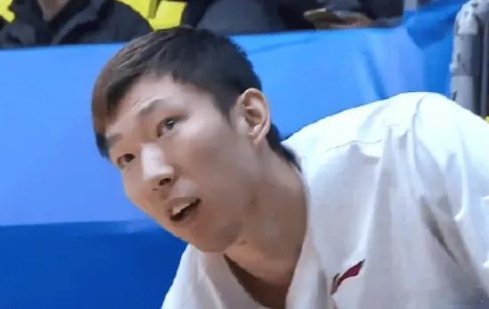 今日，媒体人勇方方社媒发文，分享关于北京男篮周琦的相关内容。其写道：“周琦打四川