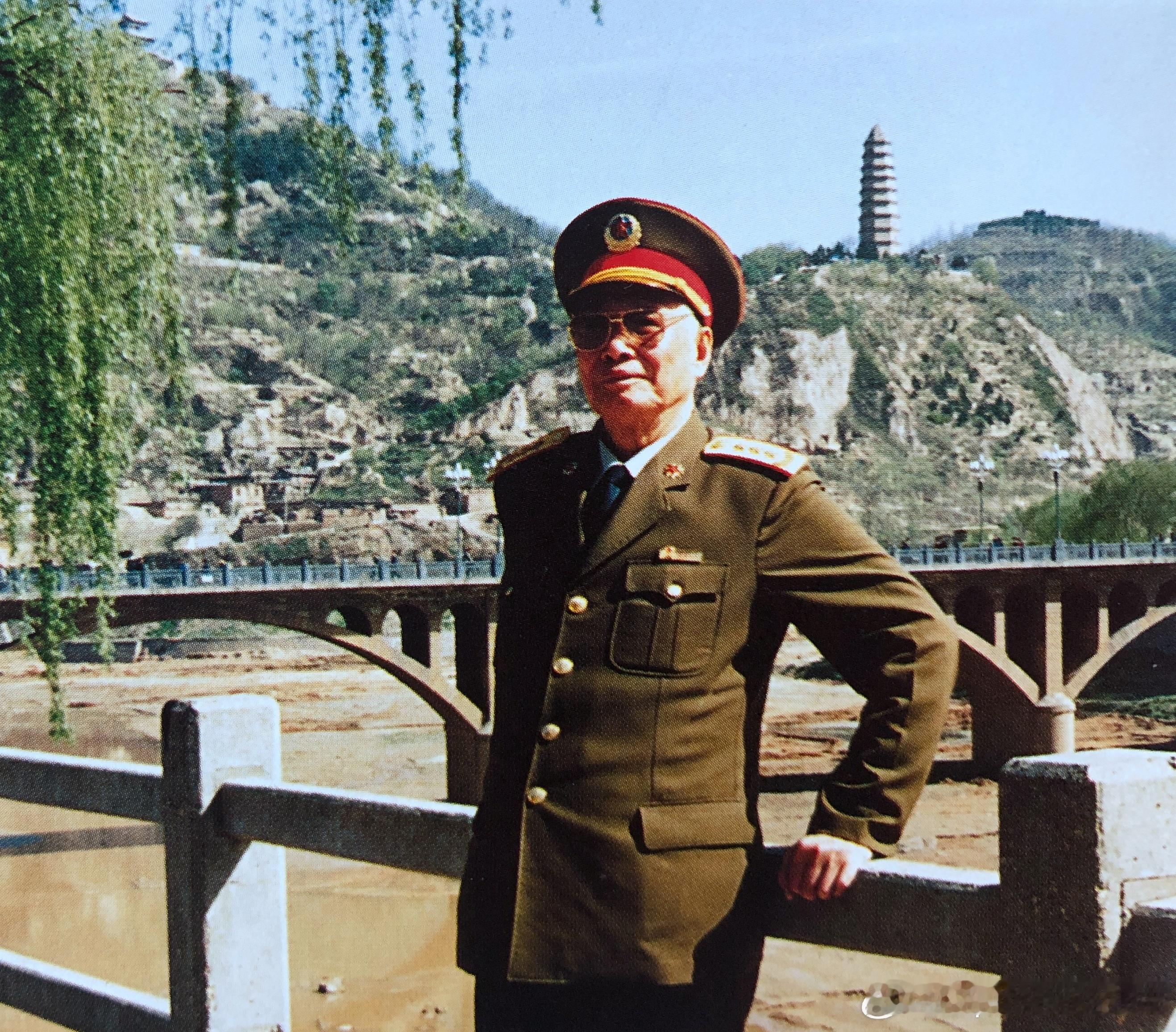 1991年5月国防大学校长兼政治委员张震在延安宝塔山下历史影像