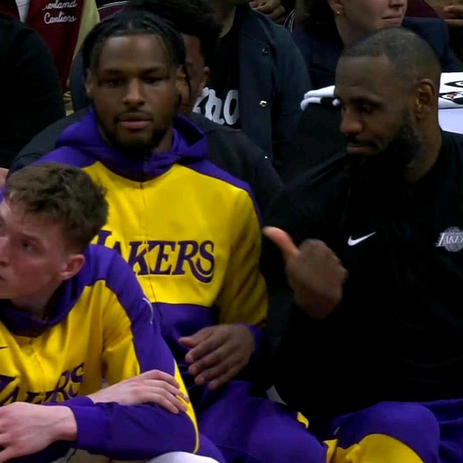 老头年龄大养伤要紧，詹姆斯今天赛前进行了训练，但是由于左手肘挫伤和左脚关节炎的伤