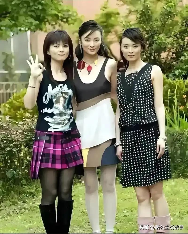 王艳早期和朋友的合影