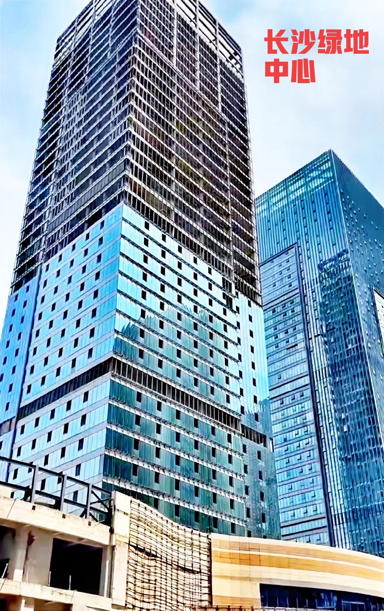 我觉得长沙的绿地中心，和长沙的那个马栏山绿地星光塔，烂尾多年对长沙的城市形象造成