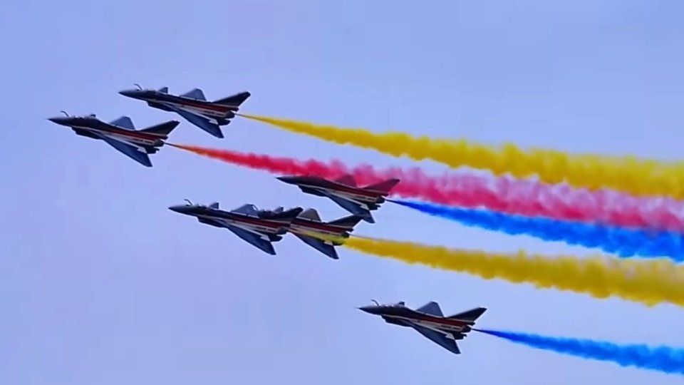 阅兵飞机歼10压轴高情商：战绩卓越压轴出场低情商：机型落后只配拉花[偷笑][偷笑