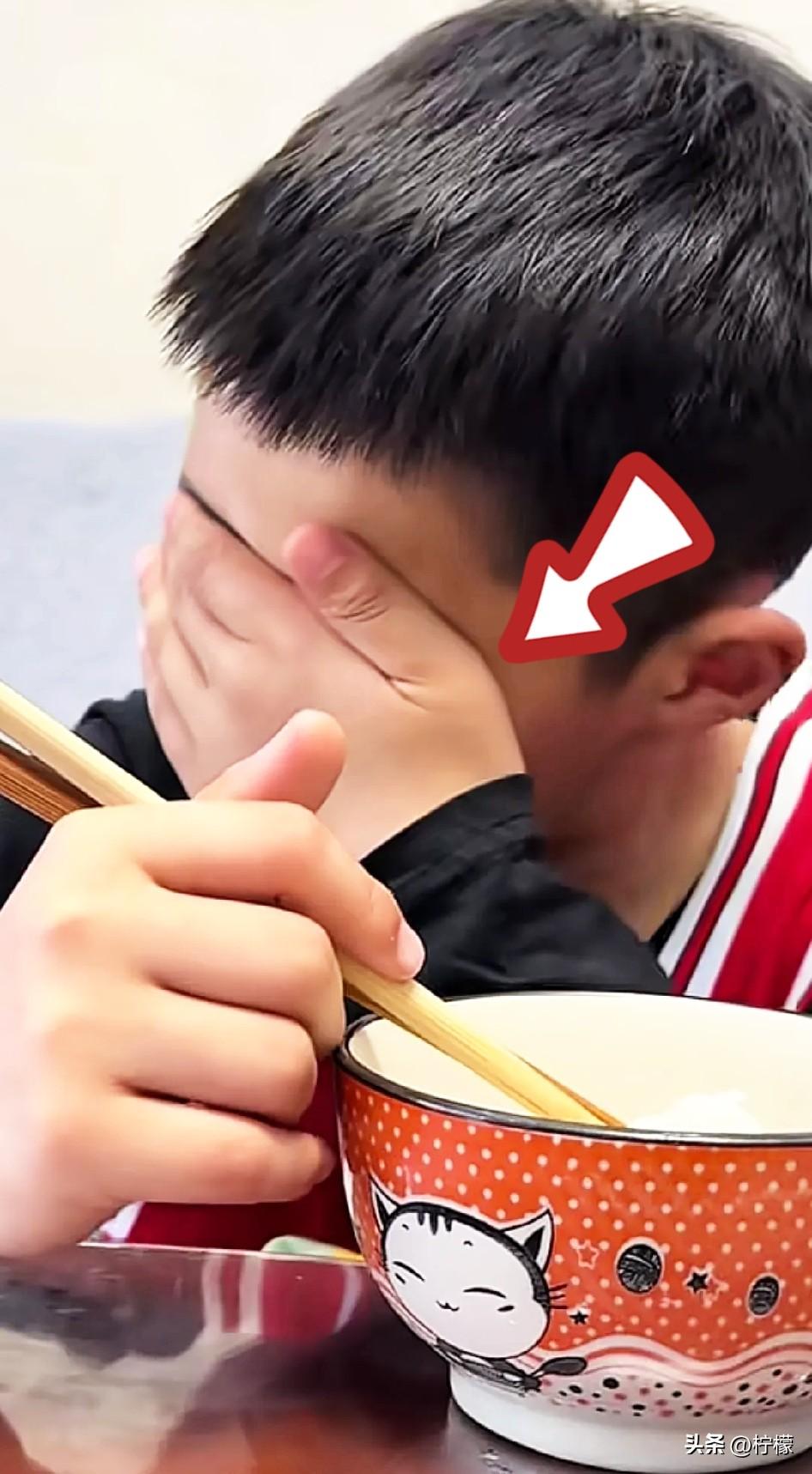 泪崩！
崩不住了，
单亲妈妈给儿子10块钱，让他坐车回来，儿子没坐车，步行一个多