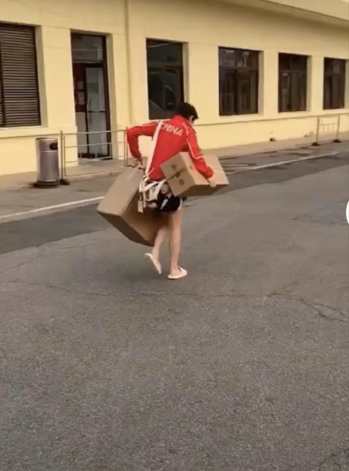 2023年，张家齐妈妈拍的，还配文：不矫情也不娇气的女汉子。

现在，张家齐自己