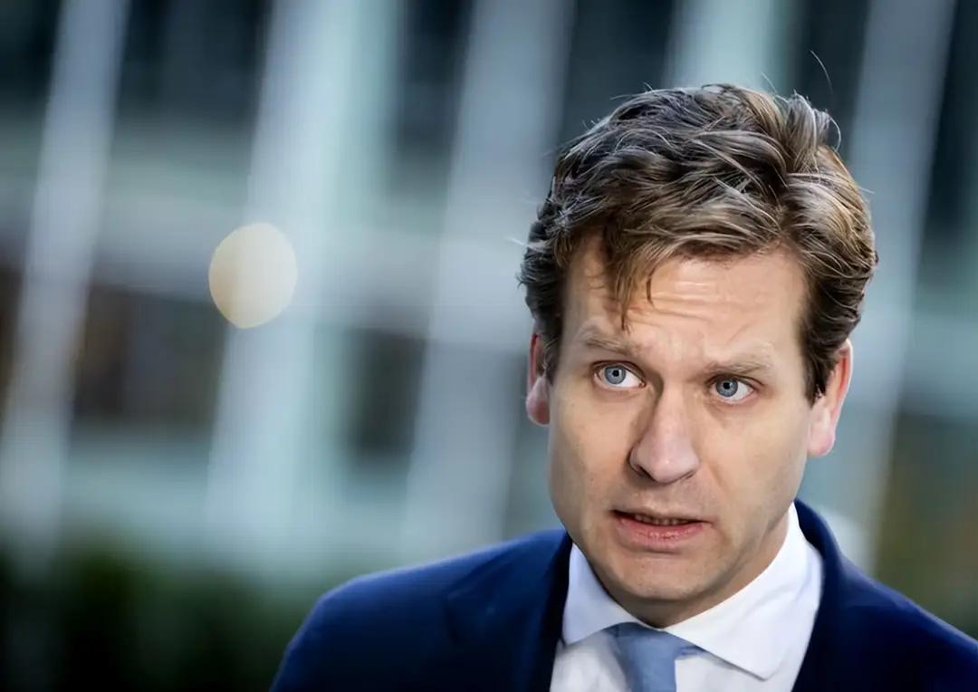 虽然荷兰中止了干预安世半导体，但有两个问题仍没有解决。

一是荷兰只是中止了干涉