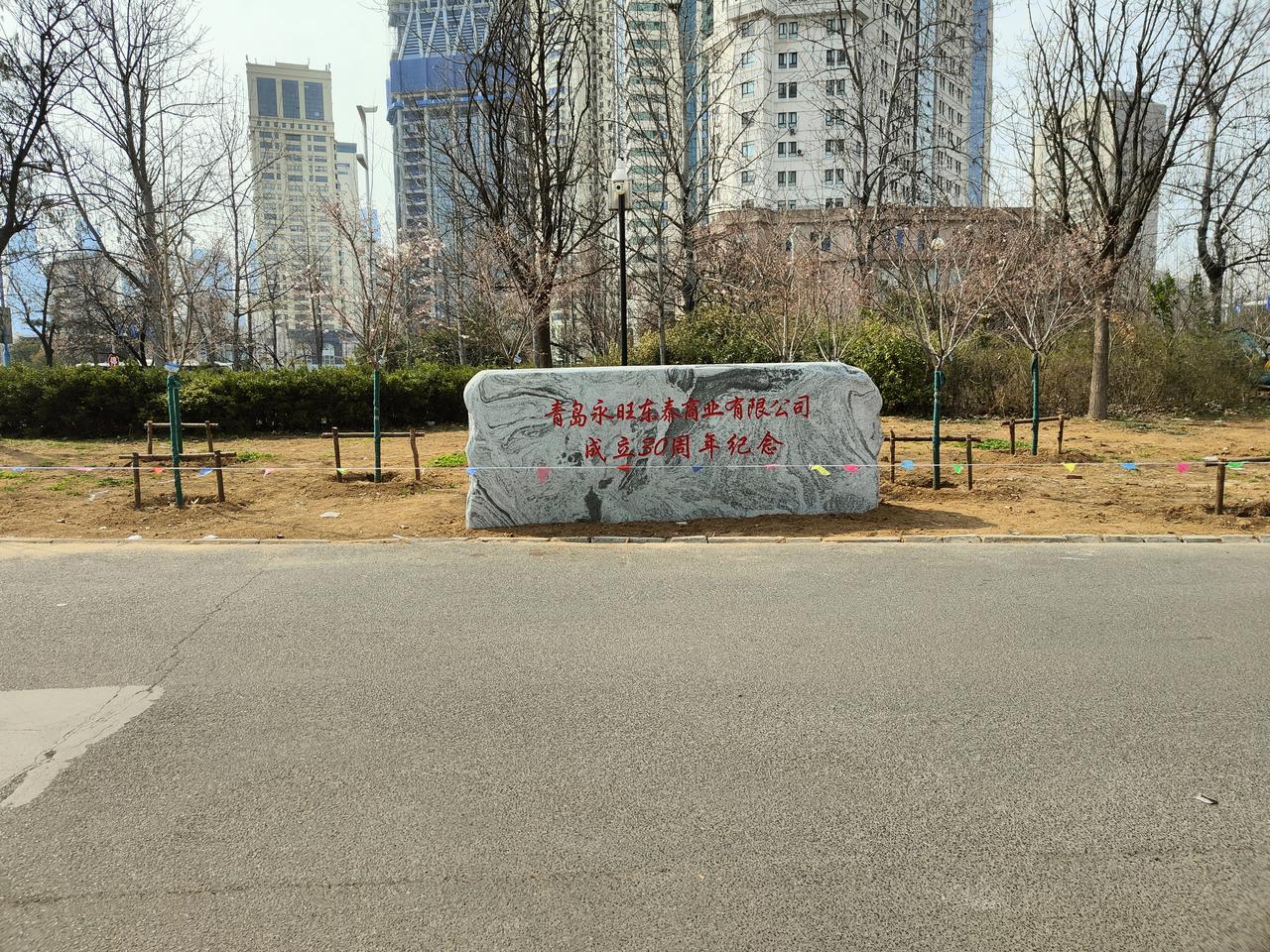 谁说实体店不行了，看看进驻青岛30周年的永旺购物商场停车场停车及出租车等侯的车流