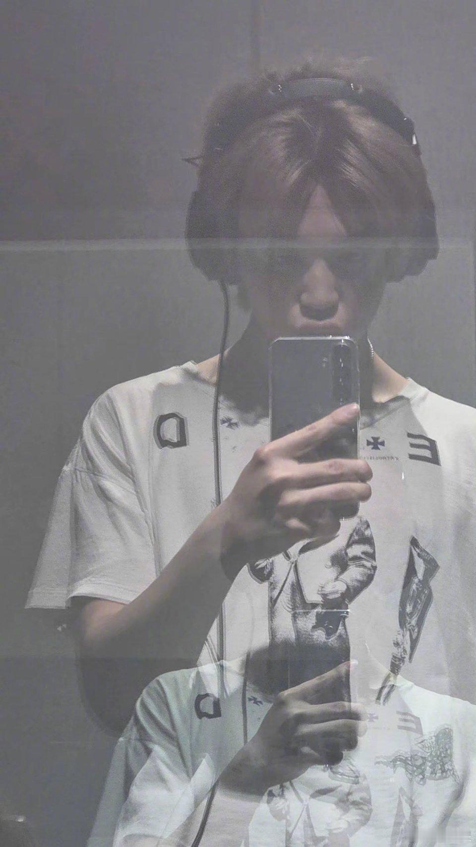 朴智旻嘟嘟嘴是要亲我吗，智旻？ 