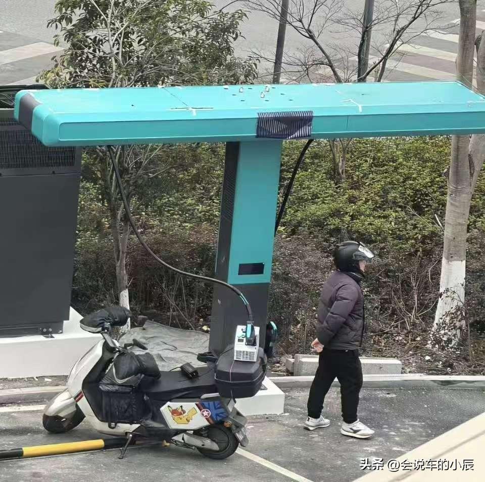 近日，比亚迪最新闪充桩因一则“给两轮电动车充电”的讨论引发关注，其强大的兼容性与