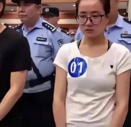 2019年秋天，安徽大学一间教室里，教授正在讲金融法。后排坐着一个戴眼镜的女生，